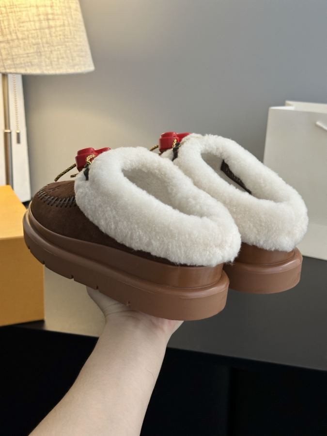 LV women's shoes 𝗟𝗩The latest autumn and winter catwalk style fur mops and snow boots — 1:1 Replica — photo 9