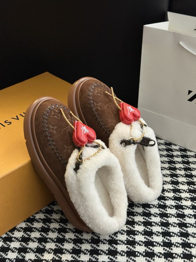 LV women's shoes 𝗟𝗩The latest autumn and winter catwalk style fur mops and snow boots — 1:1 Replica — photo 4