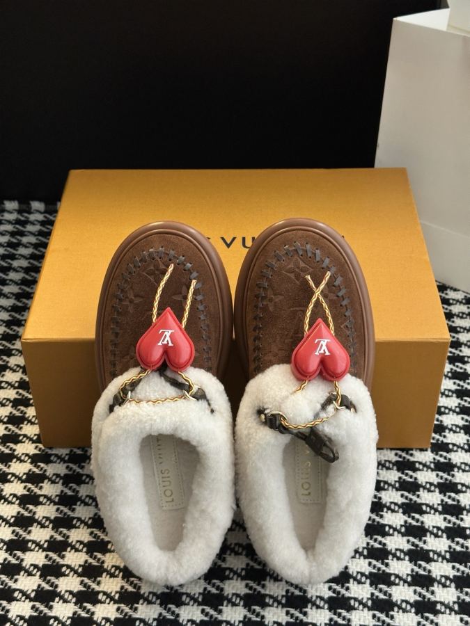 LV women's shoes 𝗟𝗩The latest autumn and winter catwalk style fur mops and snow boots — 1:1 Replica — photo 3