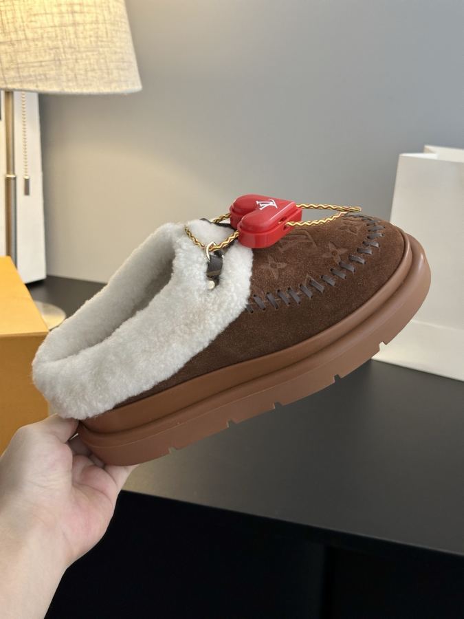 LV women's shoes 𝗟𝗩The latest autumn and winter catwalk style fur mops and snow boots — 1:1 Replica — photo 7