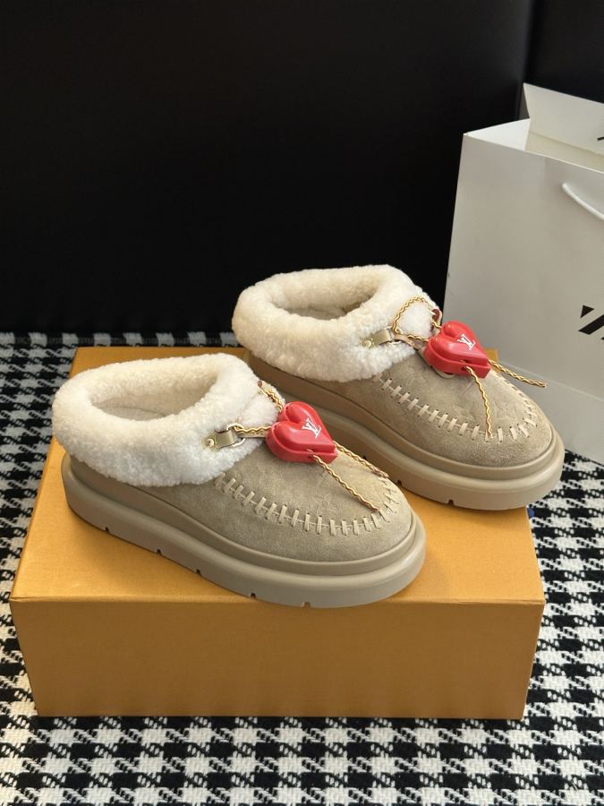 LV women's shoes 𝗟𝗩The latest autumn and winter catwalk style fur mops and snow boots — Premium Replica — photo 2