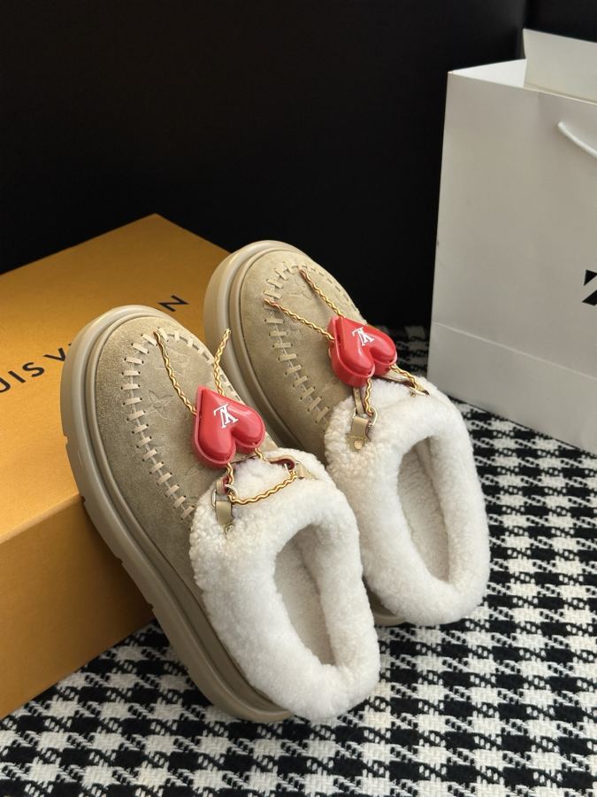 LV women's shoes 𝗟𝗩The latest autumn and winter catwalk style fur mops and snow boots — Premium Replica — photo 4