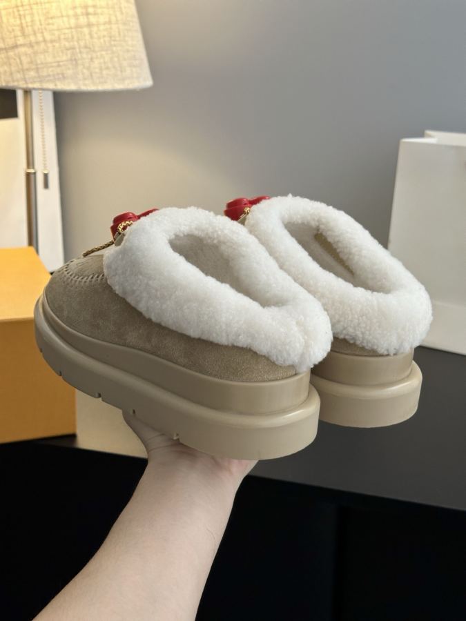 LV women's shoes 𝗟𝗩The latest autumn and winter catwalk style fur mops and snow boots — Premium Replica — photo 9