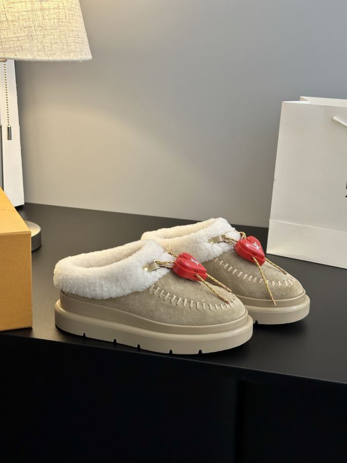 LV women's shoes 𝗟𝗩The latest autumn and winter catwalk style fur mops and snow boots — Premium Replica — photo 5