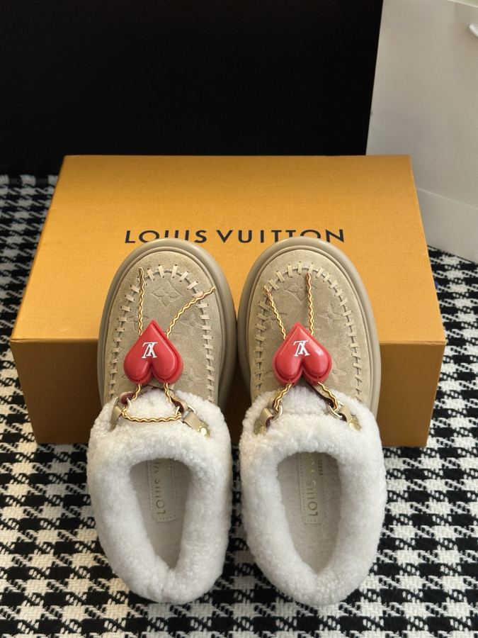 LV women's shoes 𝗟𝗩The latest autumn and winter catwalk style fur mops and snow boots — Premium Replica — photo 3