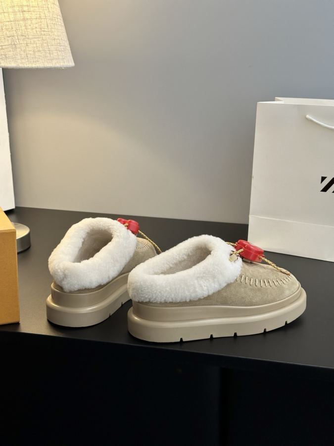 LV women's shoes 𝗟𝗩The latest autumn and winter catwalk style fur mops and snow boots — Premium Replica — photo 6