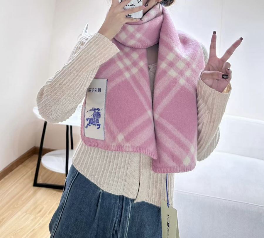 burberry scarf The hat and cloak are shipped from the same factory as last year, and those who have — 1:1 Replica — photo 2