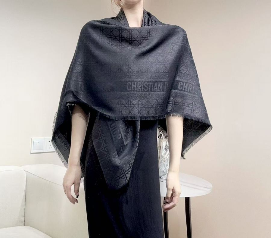 Dior-Brille Schal aus Goldfäden mit Cannage-Muster, Maulbeerseidenmischung aus Wolle und Kaschmir, 140 cm x 140 cm — photo 2