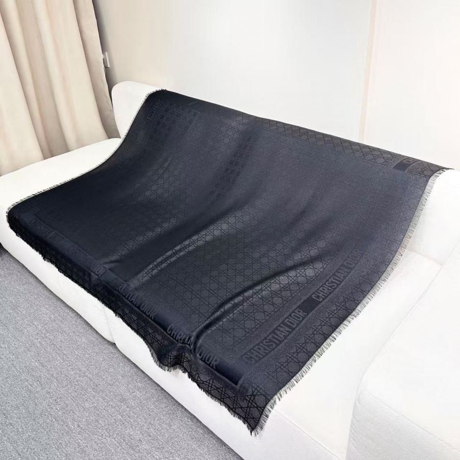 Dior-Brille Schal aus Goldfäden mit Cannage-Muster, Maulbeerseidenmischung aus Wolle und Kaschmir, 140 cm x 140 cm — photo 4
