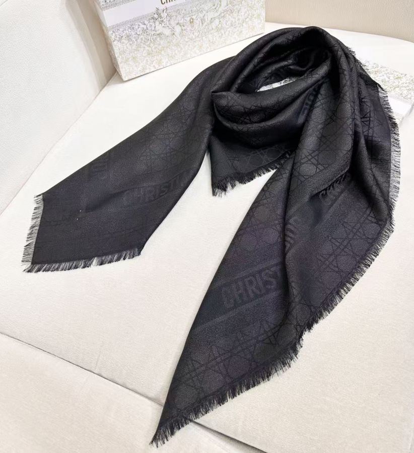 Dior-Brille Schal aus Goldfäden mit Cannage-Muster, Maulbeerseidenmischung aus Wolle und Kaschmir, 140 cm x 140 cm — photo 5