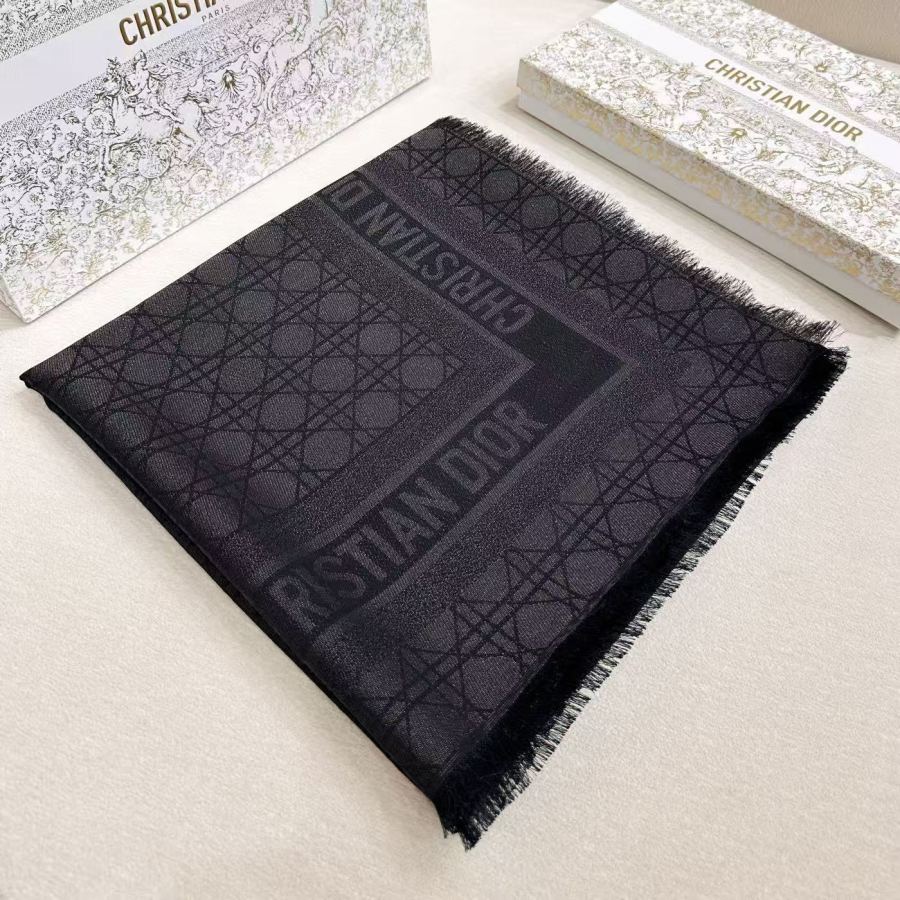 Dior-Brille Schal aus Goldfäden mit Cannage-Muster, Maulbeerseidenmischung aus Wolle und Kaschmir, 140 cm x 140 cm — photo 3