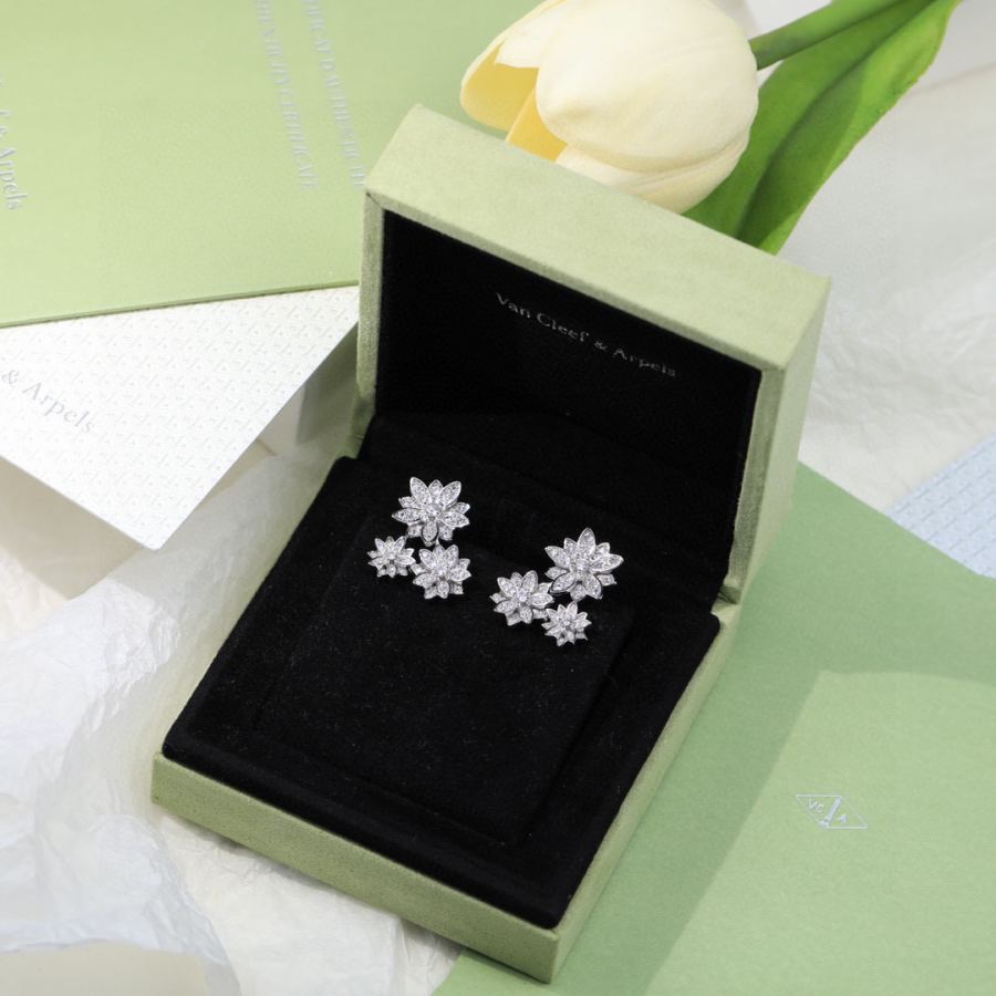 Van Cleef & Arpels Jewelry 8 VCA logo 18k vca øreringe — photo 2