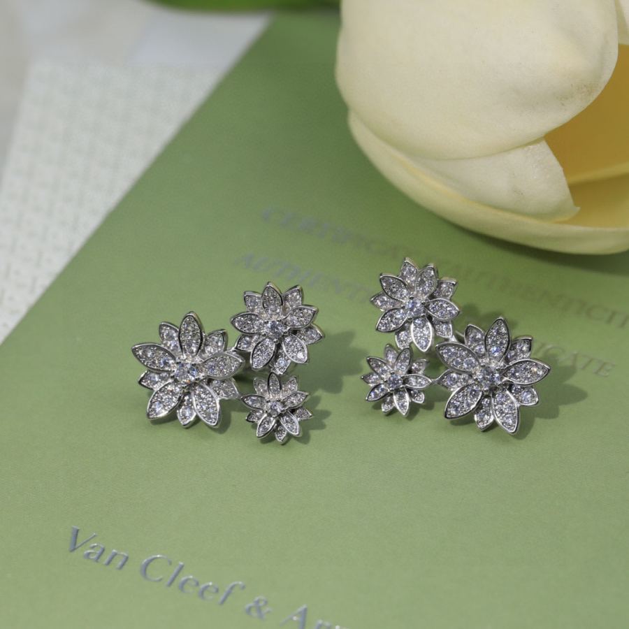 Van Cleef & Arpels Jewelry 8 VCA logo 18k vca øreringe — photo 6