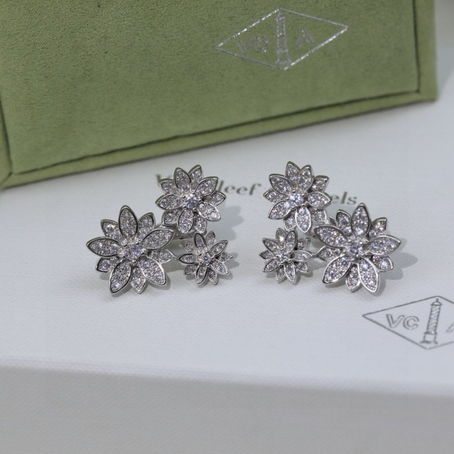 Van Cleef & Arpels Jewelry 8 VCA logo 18k vca øreringe — photo 3