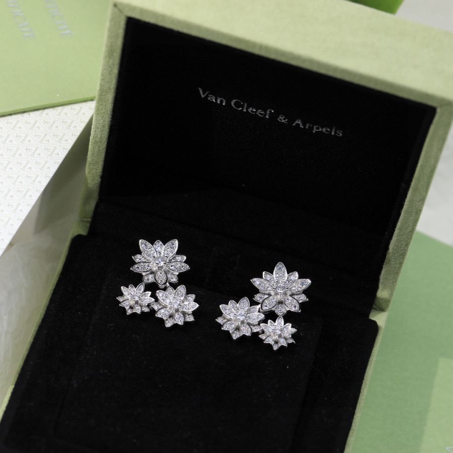 Van Cleef & Arpels Jewelry 8 VCA logo 18k vca øreringe — photo 8