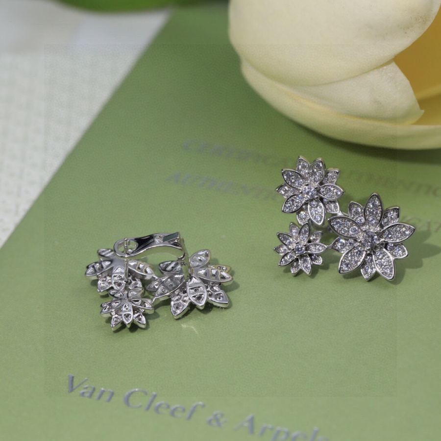 Van Cleef & Arpels Jewelry 8 VCA logo 18k vca øreringe — photo 9