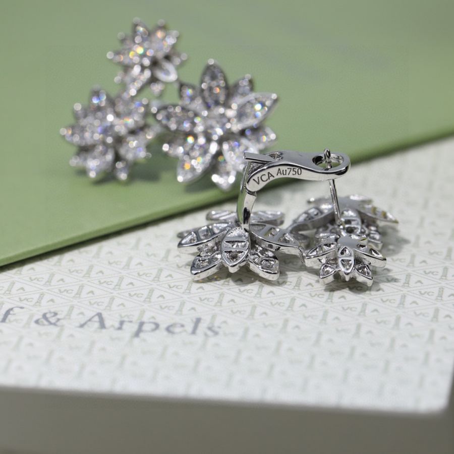 Van Cleef & Arpels Jewelry 8 VCA logo 18k vca øreringe — photo 7