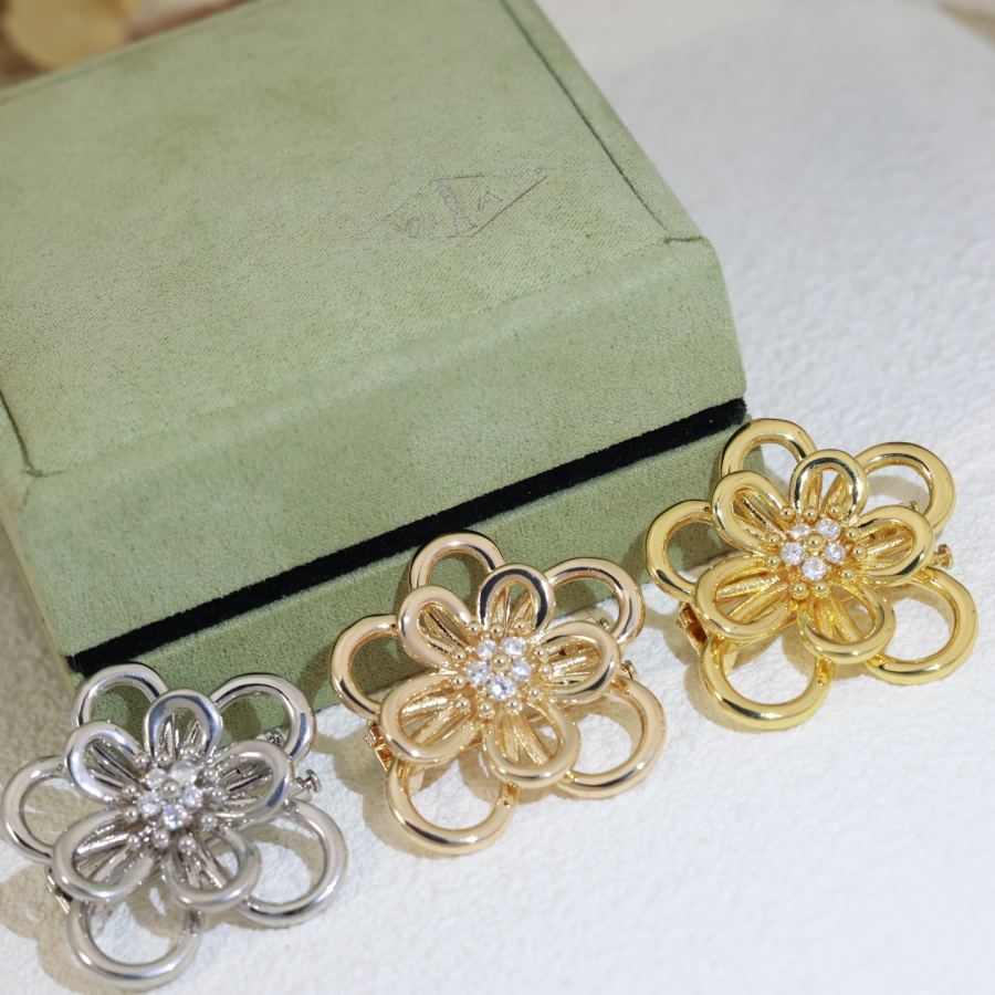Van Cleef & Arpels Jewelry 5 Van Cleef & Arpels Au750 18 K Made in logo vca — Premium Replica — photo 5