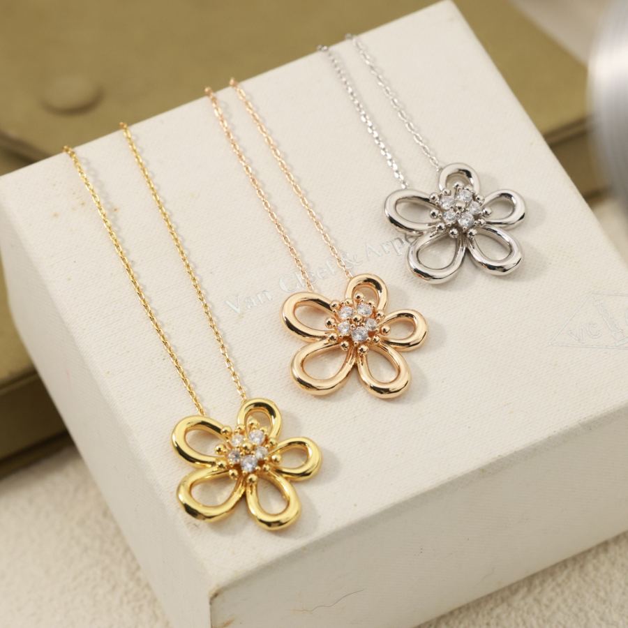Van Cleef & Arpels Jewelry 0 Van Cleef & Arpels Au750 18 K Made in logo vca — 1:1 Replica