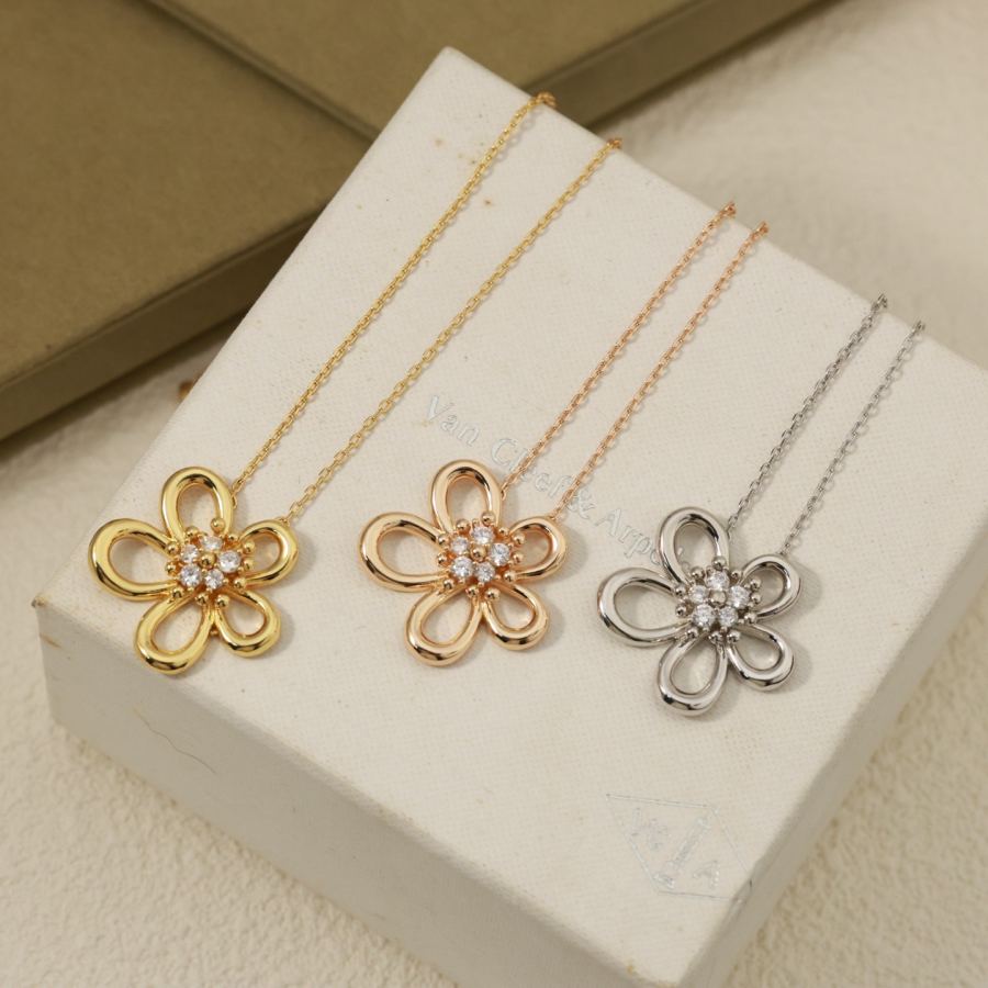 Van Cleef & Arpels Jewelry 0 Van Cleef & Arpels Au750 18 K Made in logo vca — 1:1 Replica — photo 8