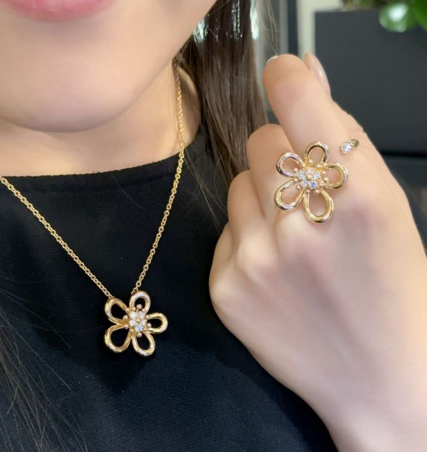 Van Cleef & Arpels Jewelry 0 Van Cleef & Arpels Au750 18 K Made in logo vca — 1:1 Replica — photo 2