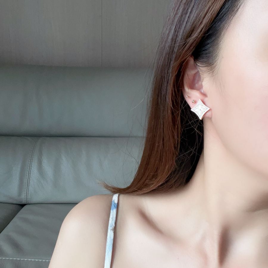 Louis Vuitton Jewelry Luxury LV earrings, 925 sterling silver needles, matte gold material, flying — Premium Replica — photo 3