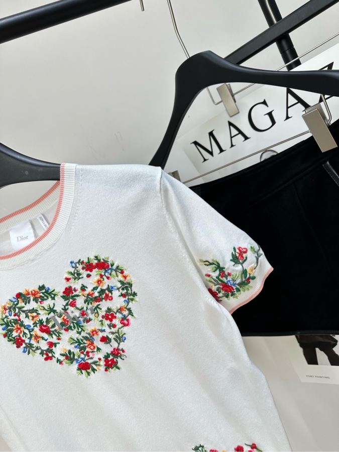 Dior Women [D floral heart embroidered knitted short-sleeved top] — 1:1 Replica For Sale — photo 4