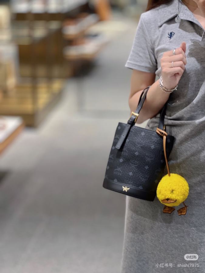 MCM bag MCM's New bucket looks good no matter how you carry it — 1:1 Replica — photo 7
