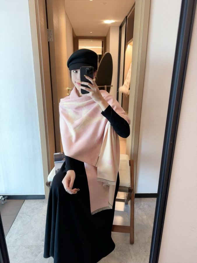LV scarf It’s crazy good-looking, so stylish and charming I have to admire LV’s designers this — 1:1 Replica