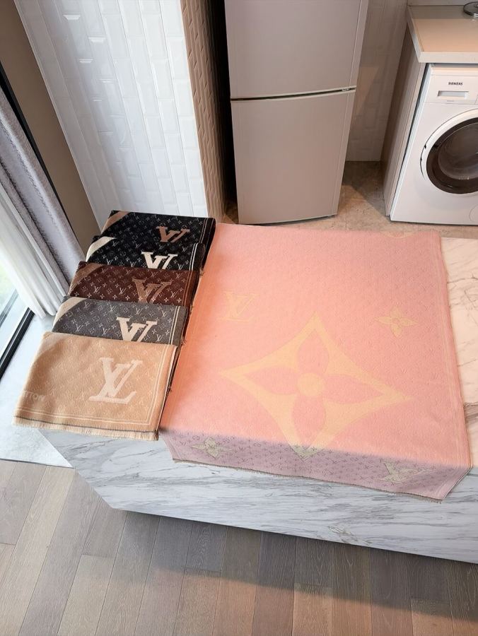 LV scarf It’s crazy good-looking, so stylish and charming I have to admire LV’s designers this — 1:1 Replica — photo 9