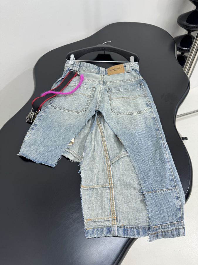 BALENCIAGA Women 𝐵𝑎𝑙𝑒𝑛𝑐 𝑎𝑔*New arrival chain pendant large silhouette denim — Premium Replica — photo 6