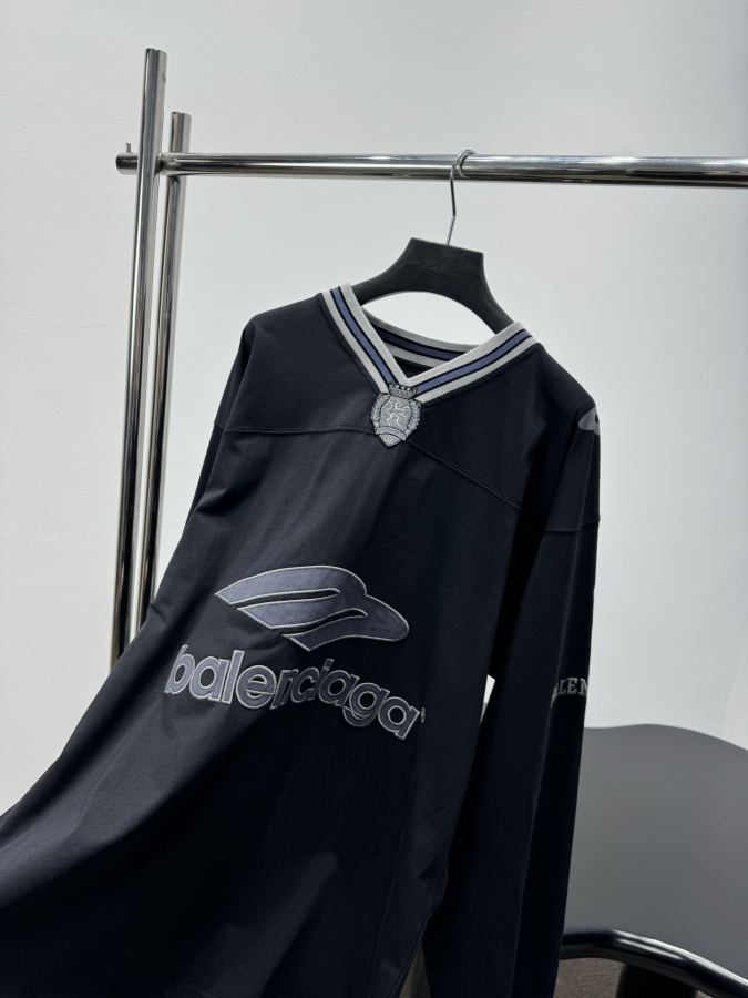 BALENCIAGA Women 𝐵𝑎𝑙𝑒𝑛𝑐𝑖𝑎𝑔* 3 B FOOTBALL V T — 1:1 Replica For Sale — photo 2