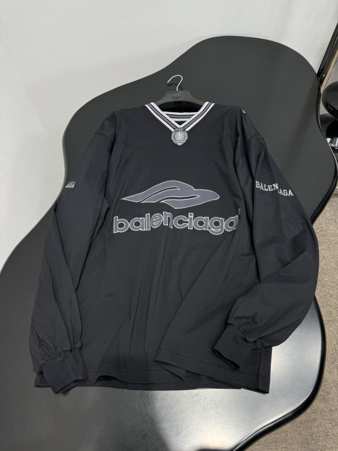 BALENCIAGA Women 𝐵𝑎𝑙𝑒𝑛𝑐𝑖𝑎𝑔* 3 B FOOTBALL V T — 1:1 Replica For Sale — photo 4
