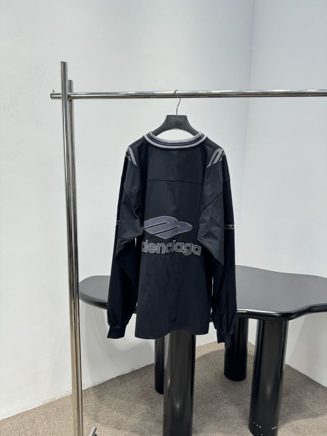 BALENCIAGA Women 𝐵𝑎𝑙𝑒𝑛𝑐𝑖𝑎𝑔* 3 B FOOTBALL V T — 1:1 Replica For Sale — photo 3