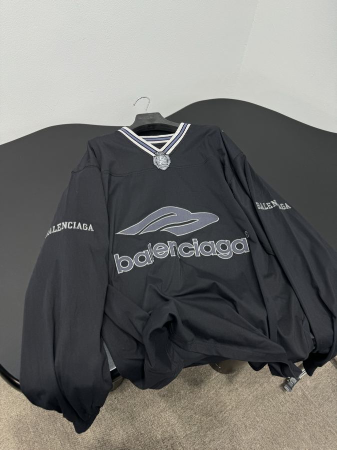 BALENCIAGA Women 𝐵𝑎𝑙𝑒𝑛𝑐𝑖𝑎𝑔* 3 B FOOTBALL V T — 1:1 Replica For Sale — photo 7