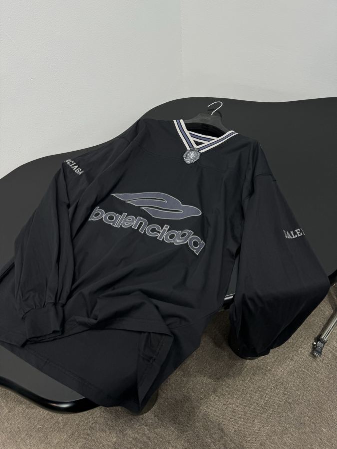 BALENCIAGA Women 𝐵𝑎𝑙𝑒𝑛𝑐𝑖𝑎𝑔* 3 B FOOTBALL V T — 1:1 Replica For Sale — photo 8