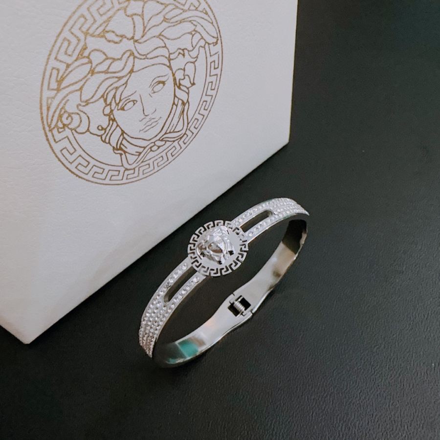 Versace Jewelry Dumeisa logo bracelet, diamond inlaid, exquisite craftsmanship — Premium Replica