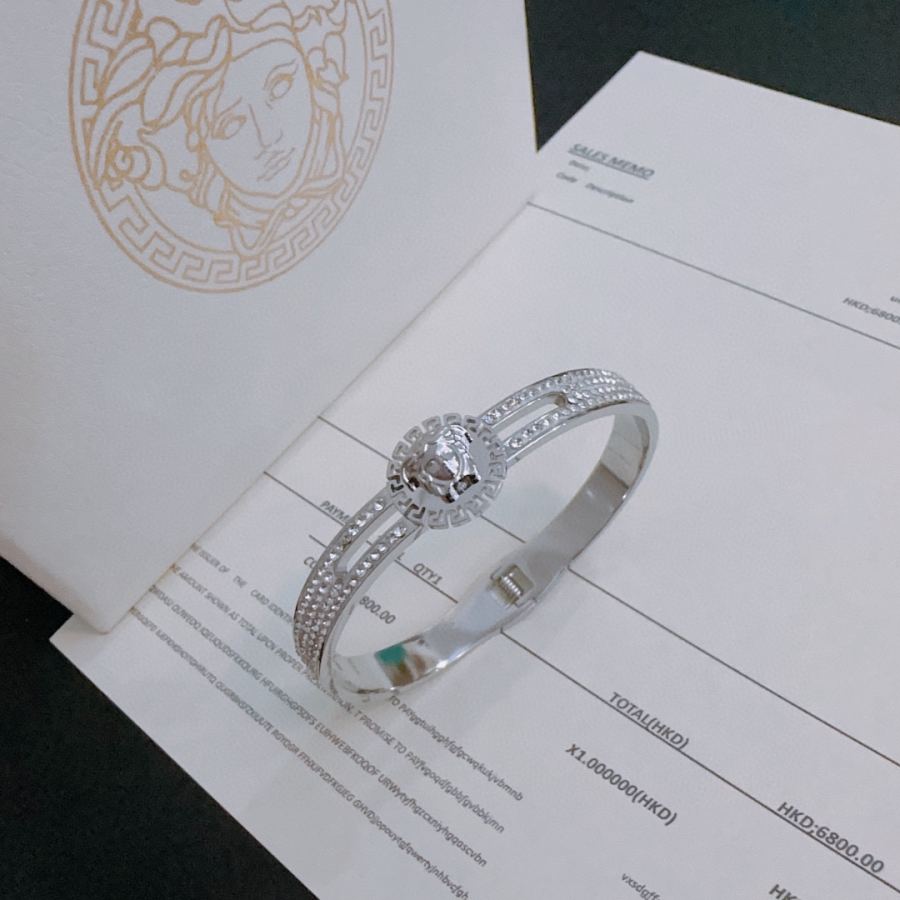 Versace Jewelry Dumeisa logo bracelet, diamond inlaid, exquisite craftsmanship — Premium Replica — photo 2