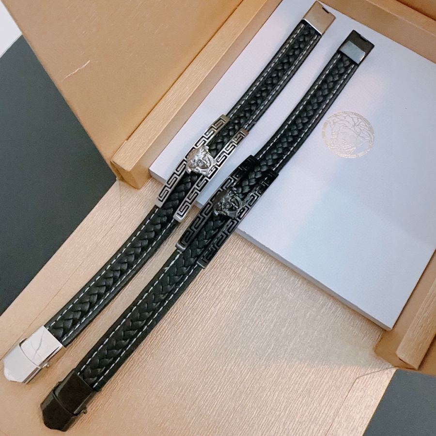 Versace Jewelry Dumeisha logo cowhide bracelet, exquisite workmanship and diamond inlay — AAA Quality Replica — photo 6