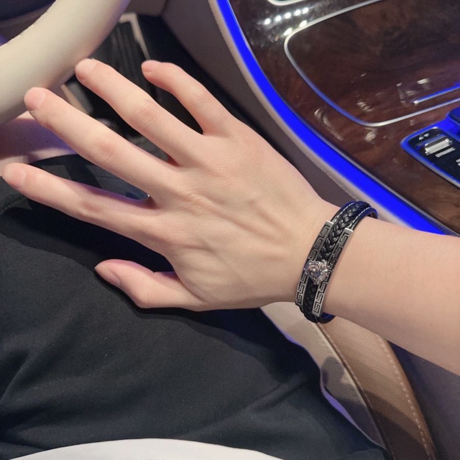 Versace Jewelry Dumeisha logo cowhide bracelet, exquisite workmanship and diamond inlay — AAA Quality Replica — photo 9