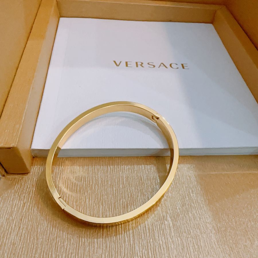 Versace Jewelry Dumeisa logo bracelet, diamond inlaid, exquisite craftsmanship — Premium Replica — photo 2