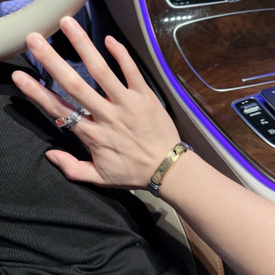 Versace Jewelry Dumeisa logo bracelet, exquisitely crafted with diamonds — 1:1 Replica — photo 3