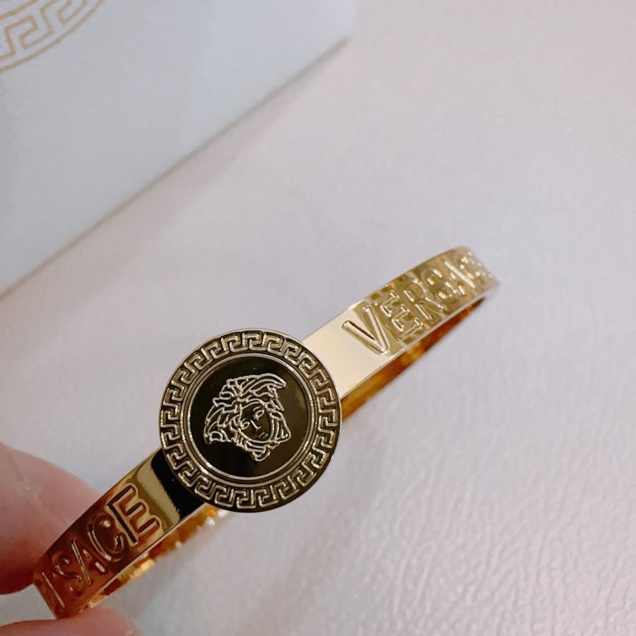 Versace Jewelry Dumeisa logo bracelet, diamond inlaid, exquisite craftsmanship — 1:1 Replica — photo 3