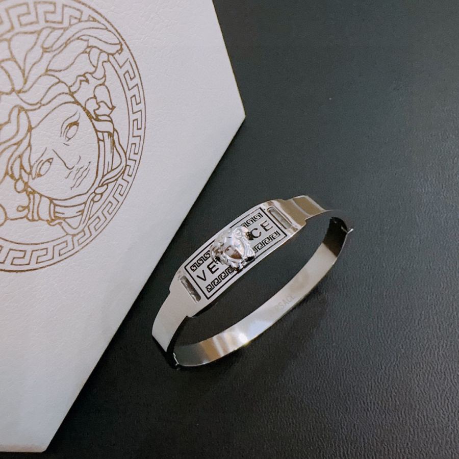 Versace Jewelry Dumeisa logo bracelet, diamond inlaid, exquisite craftsmanship — Premium Replica