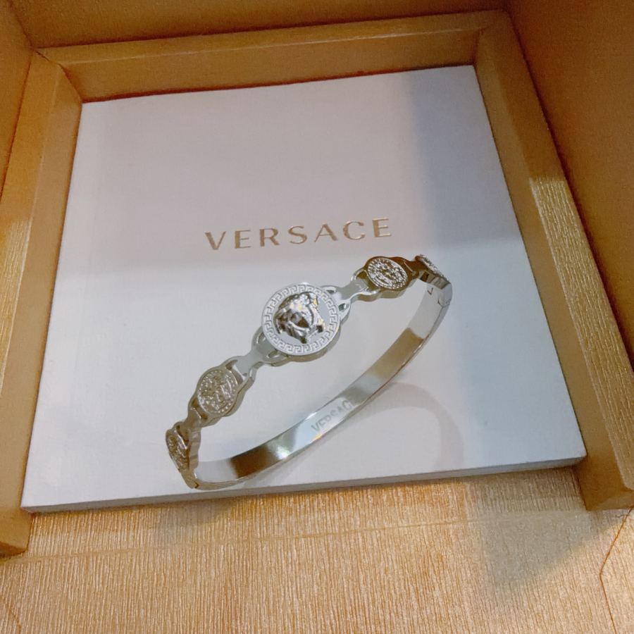 Versace Jewelry Dumeisa logo bracelet, diamond inlaid, exquisite craftsmanship — 1:1 Replica — photo 4