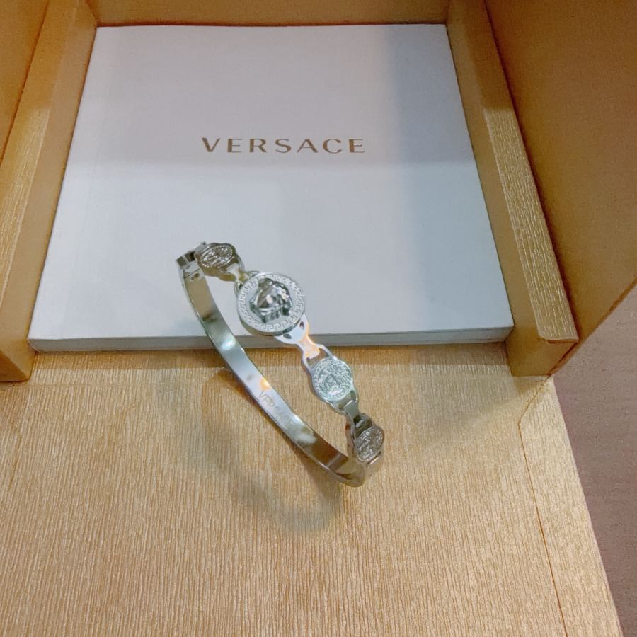 Versace Jewelry Dumeisa logo bracelet, diamond inlaid, exquisite craftsmanship — 1:1 Replica — photo 2
