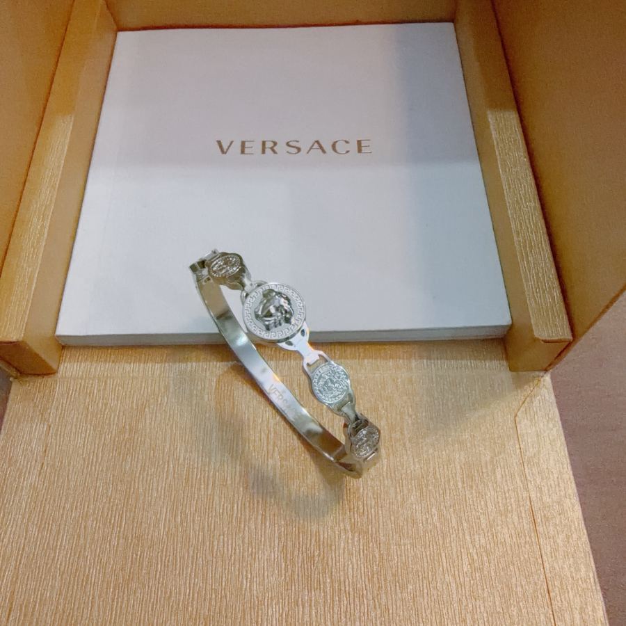 Versace Jewelry Dumeisa logo bracelet, diamond inlaid, exquisite craftsmanship — 1:1 Replica — photo 5