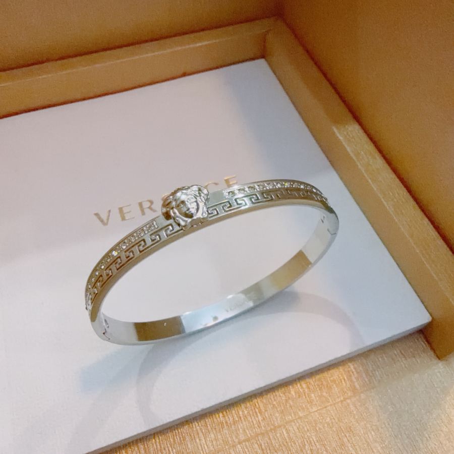 Versace Jewelry Dumeisa logo bracelet, diamond-inlaid, exquisite craftsmanship — AAA Quality Replica — photo 3