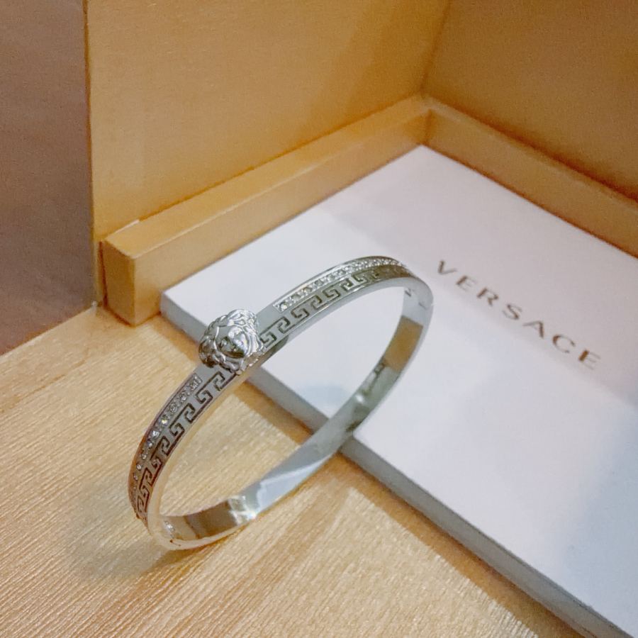 Versace Jewelry Dumeisa logo bracelet, diamond-inlaid, exquisite craftsmanship — AAA Quality Replica — photo 4