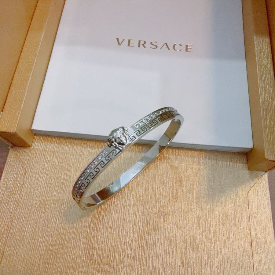 Versace Jewelry Dumeisa logo bracelet, diamond-inlaid, exquisite craftsmanship — AAA Quality Replica — photo 5